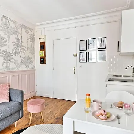 Magnifique Rose A #garemontparnasse باريس